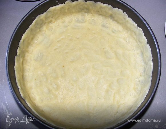 Из оставшейся части раскатываем и формируем бортики.