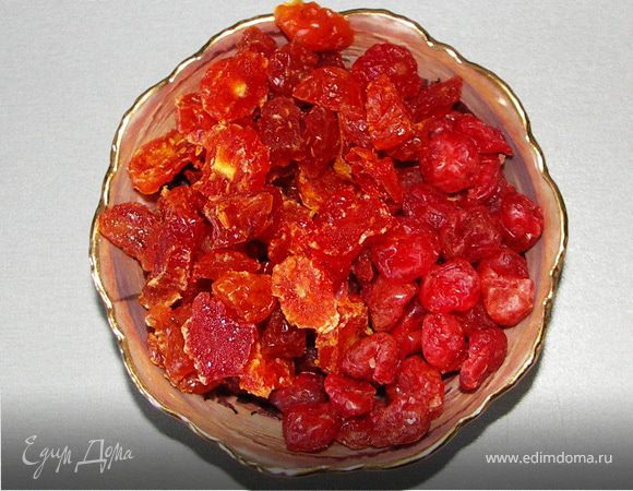 На дно выкладываем ягоды(вишню и измельчённый кизил)