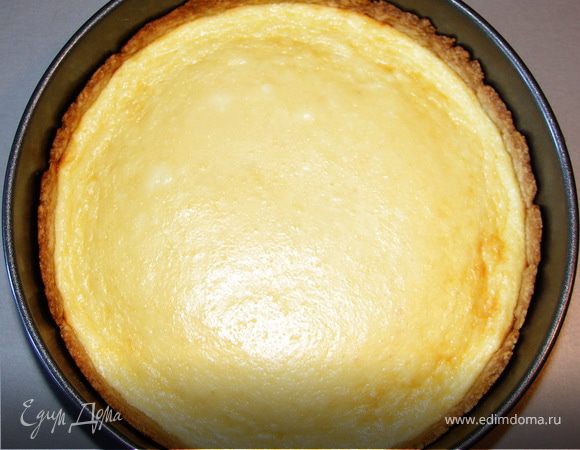 Все ингредиенты начинки тщательно перемешиваем.Аккуратно выкладываем на ягоды.Выпекаем в предварительно разогретой до 180С духовке(режим верх-низ).30-40 мин.Даём пирогу остыть и снимаем бортики.Потом аккуратно поддеваем лопаткой и передвигаем на тарелку.При этом также аккуратно удаляем со дна бумагу.Тесто очень тонкое и достаточно хрупкое,поэтому не торопитесь;)