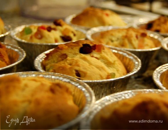 Пока тесто подходит, готовим формочки. Их нужно выложить пекарской бумагой. Мы всегда вырезали кружок для дна, а края выкладывали, свернув бумагу в трубочку и бумага на 1см выглядывала из формочки. Тестом формочки заполняем примерно на половину, даже меньше. Оставляем немного подойти. Разогреваем духовку до 160-180 градусов и выпекаем 20 минут, или пока не зарумянится верхушка. 