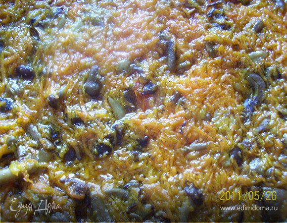 Опята отварить. Морковь и лук пропустить через мясорубку или натереть на мелкой терке. Овощи отправить в сковороду с разогретым растительным маслом. Тушить 5-7 мин. Опята измельчить, отправить к овощам. Помидор нарезать мелкими кубиками, добавить к икре. Тушить 10 минут. Затем добавляем измельченный чеснок (чеснокодавка), солим, перчим. Доводим до готовности еще пять минут.