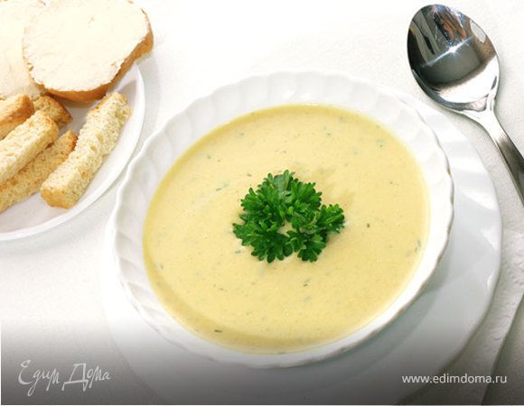 В кипящую подсоленую воду кладем овощи, можно изменить по вкусу Варим их где-то минут 15, чтоб стали мягкими. Затем все, что в нашем супе плавает, вытаскиваем и запихиваем в блендер. Пока мы превращаем овощи в кашу, неплохо бы закинуть в бульон плавленный сыр.  Добавить специи по вкусу и минут 5 еще подержать на медленном огне. Суп получается достаточно сытным, но не сильно калорийным.