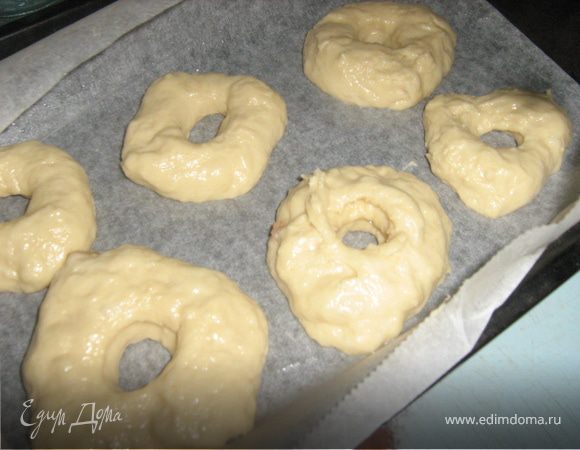 Булочки выкладываем на пергамент смазанный маслом. Даем отдохнуть 15-20 минут. Смазываем взбитым желтком. Затем отправляем в разогретую духовку,выпекаем до готовности (25-35 минут).