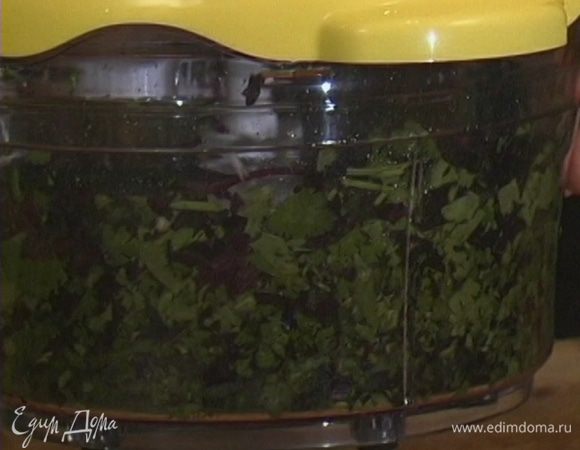 Зелень мелко порубить, а затем растереть со щепоткой соли, перцем и чесноком, постепенно добавляя оливковое масло.