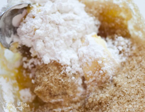 Предварительно размягченное сливочное масло соединить с коричневым сахаром и сахарной пудрой, тщательно перемешать.