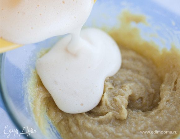Яйцо взбить и ввести в полученную массу.