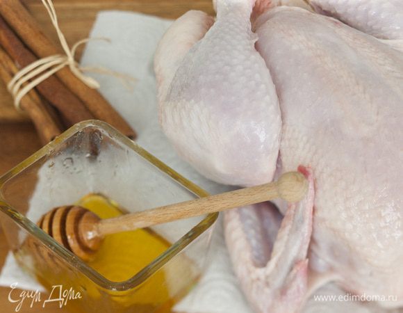 Тушку курицы вымыть, обсушить бумажным полотенцем.