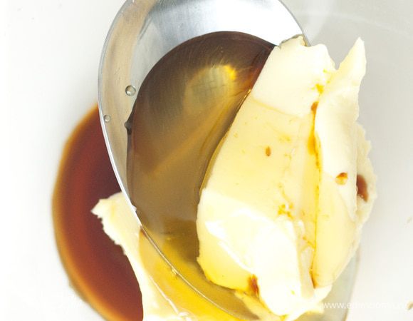 Предварительно размягченное сливочное масло соединить с медом и соевым соусом, добавить по щепотке соли и перца, все перемешать.