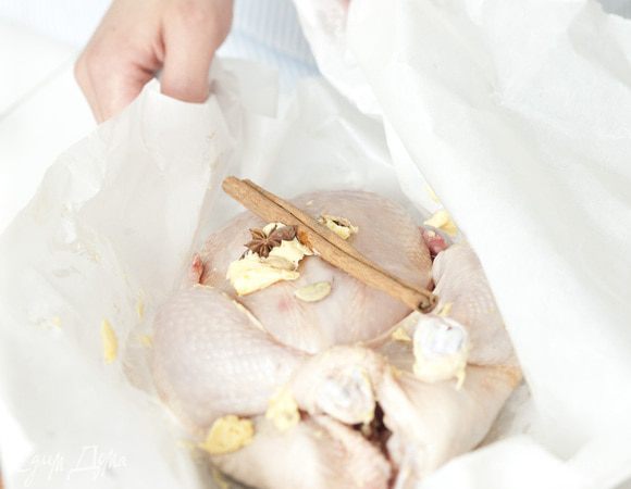 Сделать из бумаги для выпечки карман, поместить в него курицу, всыпать оставшиеся пряности и плотно закрыть карман.