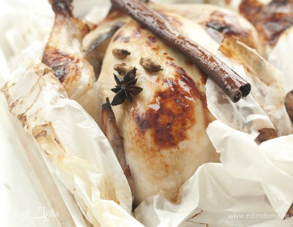 Запекать курицу в разогретой духовке около часа.