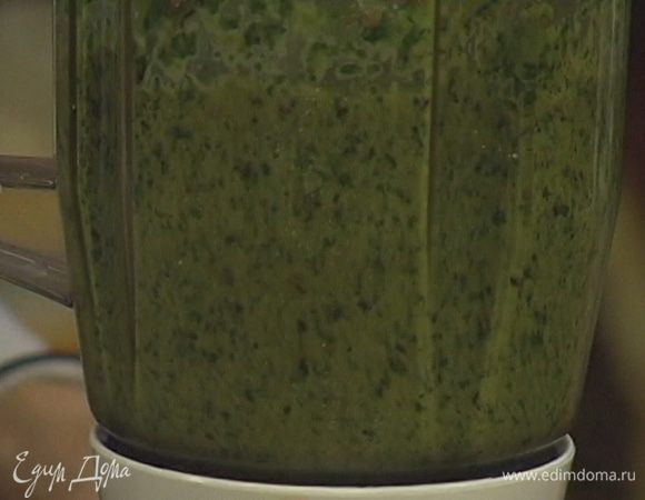 Приготовить карри: зеленый лук, перец чили, имбирь, чеснок, кинзу, базилик и мяту измельчить в блендере, добавить сок лайма, 2 ст. ложки растительного масла и соль с кориандром.