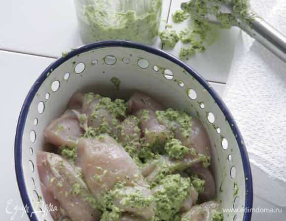 Куриные грудки порезать на небольшие куски и замариновать в 4−5 ст. ложках получившейся смеси карри на 30−45 минут (можно оставить на ночь в холодильнике).