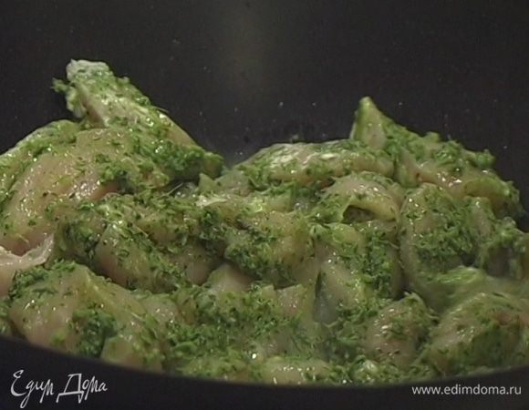 В сковороде вок разогреть 1−2 ст. ложки растительного масла и в течение 2−4 минут обжаривать в нем кусочки курицы.