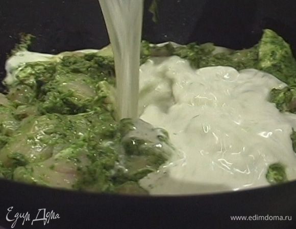 Добавить оставшееся карри и цедру лайма, влить кокосовое молоко и тушить еще 10−15 минут.