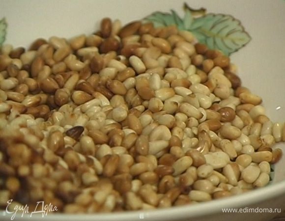 Кедровые орехи обжарить.