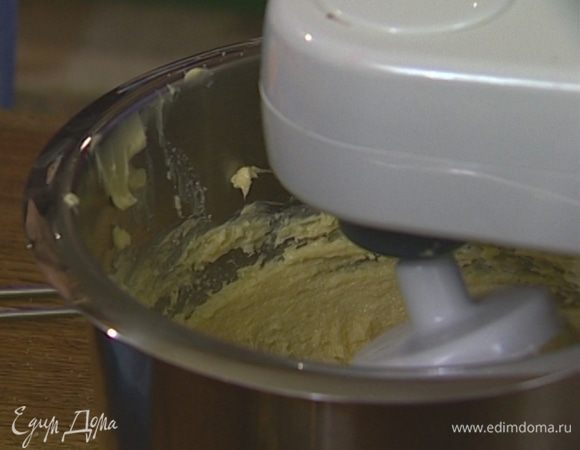 Взбить миксером 250 г предварительно размягченного сливочного масла вместе с сахаром до консистенции светлого легкого крема.