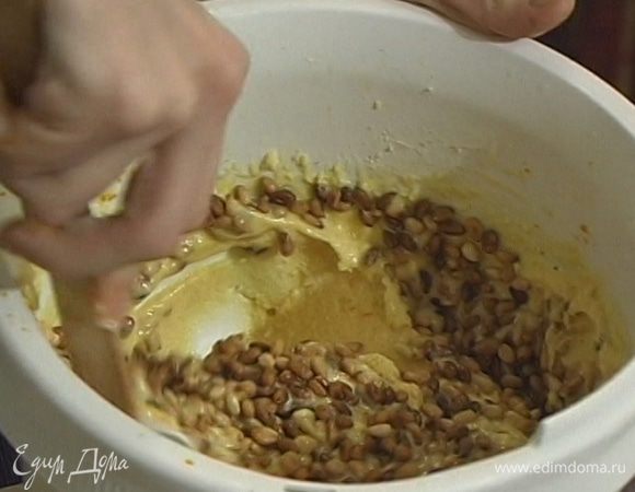Всыпать в тесто кедровые орехи.