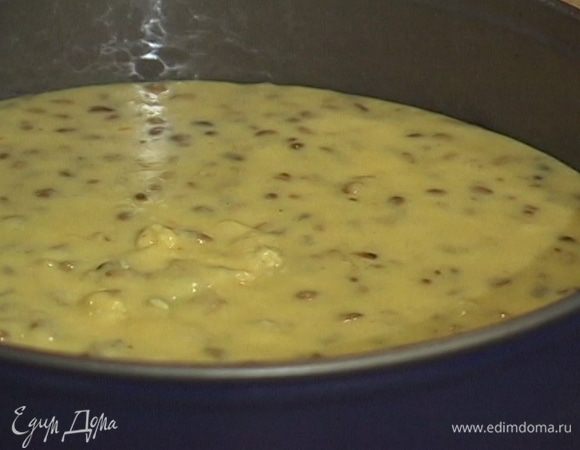 Разъемную форму смазать оставшимся сливочным маслом и выложить в нее тесто. 