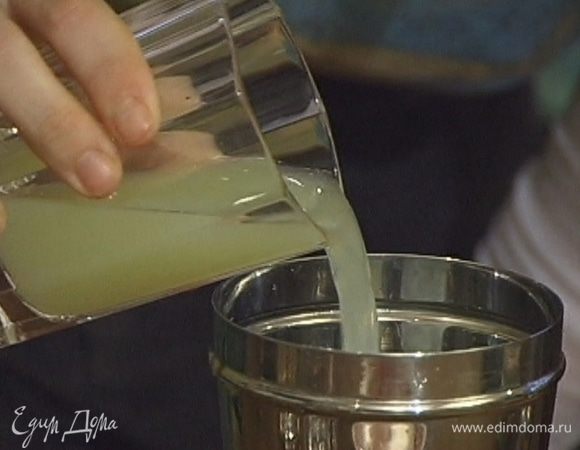 Добавить текилу, ликер Cointreau, сок лайма и лед.