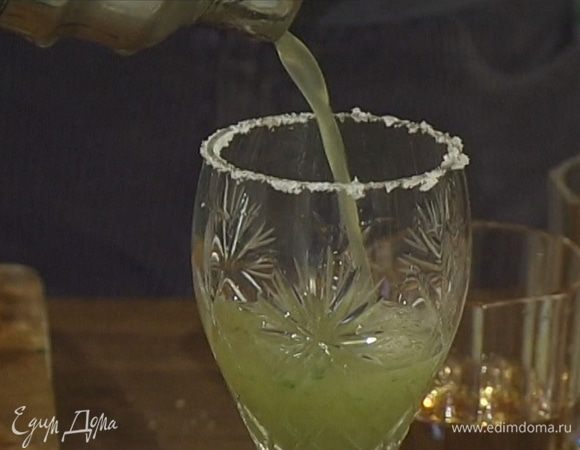 Взбить все в шейкере.