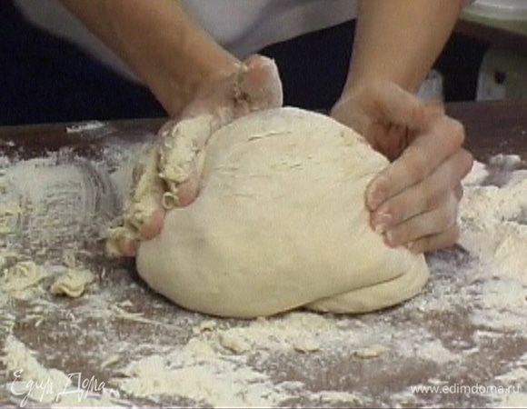 Выложить тесто на слегка присыпанную мукой поверхность. Обминать 5−8 минут, пока оно не станет гладким и эластичным.