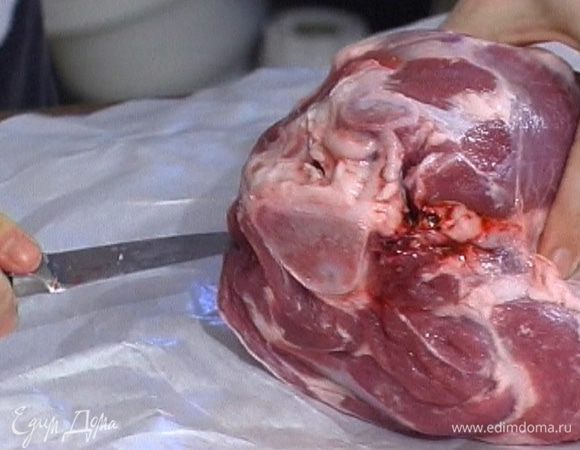 На поверхности окорока сделать небольшие надрезы-проколы, вдоль кости сделать глубокие надрезы.