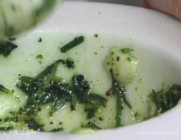 Оливковое масло, листья розмарина, чеснок, 1/2 ч. ложки соли и перец растереть в однородную массу.