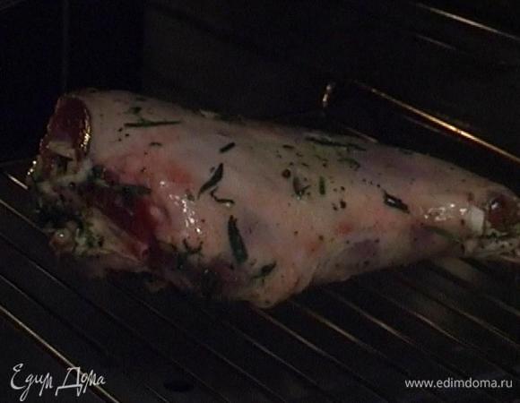 Установить на нижний уровень разогретой духовки пустой противень, а на средний — решетку. На решетку уложить окорок и запекать полтора часа.<br />
 