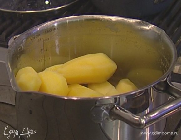 Картофель почистить, залить водой, посолить и варить до полуготовности 10‒15 минут.
