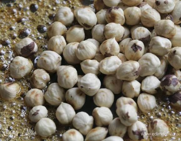 Добавить в нее фундук, перемешать и остудить. После застывания карамелизированный фундук измельчить или разбить скалкой.