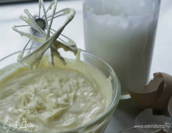 Желтки соединить со сливками и оставшимся сахаром, все взбить.