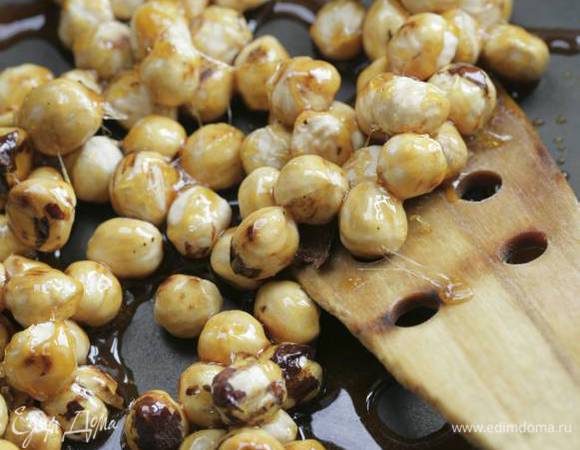 В полученную смесь добавить измельченный фундук.