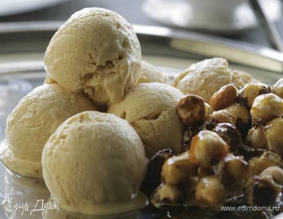 В орехово-желтковую массу ввести белки, перемешать и поставить в морозильник минимум на 40 минут.