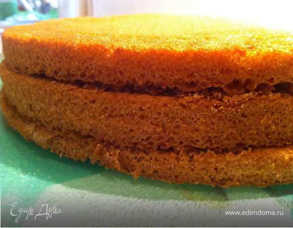 Готовим коржи:
Духовку разогреть до 175С. 
Белки взбить с сахаром. Добавить желтки, какао, муку, ванильный сахар. Форму диаметром 21 см смазать маслом, выстелить бумагой. Выпекать при 175С. у меня ушло 17 минут. Все зависит от вашей духовки. Готовность бисквита проверить зубочисткой: воткнуть ее в корж и вынуть: если на ней нет теста, бисквит пропекся. Остудить.