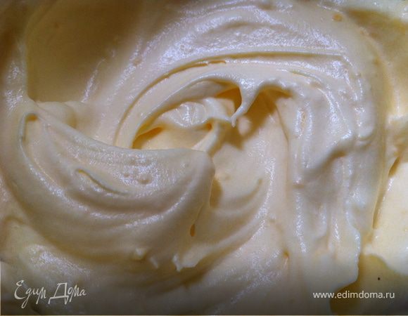 готовим крем: Мягкое сливочное масло хорошо взбить с сахаром в крепкую белую массу. Добавить ваниль и соль и тщательно взбить. Когда получится упругая однородная масса - добавить молоко и взбивать около 5 минут. Готовый крем не взбивать повторно! А то свернется. Намазать им коржи. Часть крема нанести на бортики торта.  Убрать торт в холодильник. Пусть отдыхает и пропитывается:)