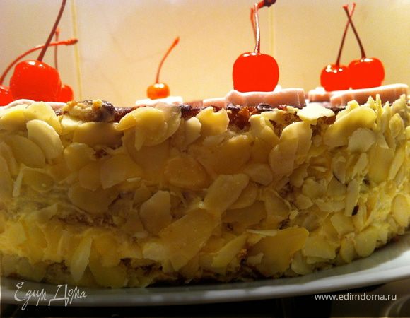 Через минут 30 достаем торт и принимаемся его украшать на свой вкус: миндальной стружкой украсить бока торта.