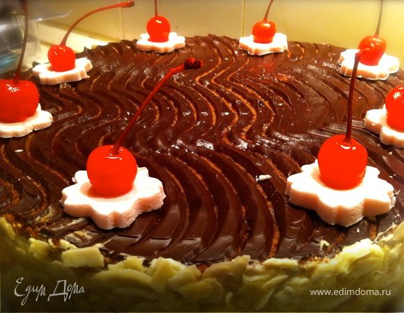 сверху зубчатым шпателем провести по глазури, рисуя волнистый узор 