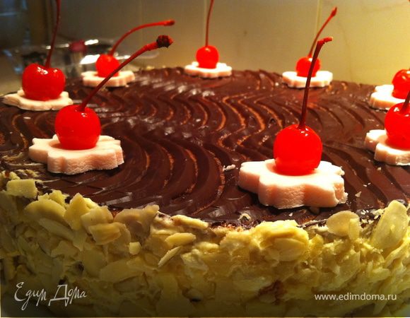 у меня не было взбитых сливок, для создания "ложе" под вишенку, но была мастика;) я ее раскатала и вырезала при помощи формочек цветочки. Уложила на торт. Сверху выложила вишни, предварительно уложив их на салфетку, чтобы стек сок. 