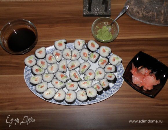 Очень хорошо промыть рис чтоб вода была прозрачная.Сварить рис для суши:на 450 гр. риса 500мл. воды.Горячий рис заправить соусом из рисового уксуса и соли с сахаром(я купила уже готовый).Затем рис остудить до комнатной температуры.
Выложить нори гладкой стороной на бамбуковый коврик. Сверху укладываем рис толщиной 1.5 см.
Затем укладываем нарезаную полосочками семгу,затем сыр Viola и сверху кусочек свежего огурца.
Закатываем это все колбаской и разрезаем острым ножом.
И вот какая красота любителям роллов:)