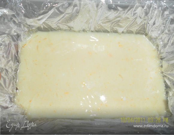 в кастрюльке смешать 1/2 стакана молока,1ст ложку сахара и 1ч ложку кокосовой стружки довести до кипения снять с огня и влить предварительно замоченный желатин, непрерывно помешивая до полного его растворения. остудить,процедить и вылить в форму которую застелить пищевой пленкой.это первый слой его отправляем в холодильник для застывания.