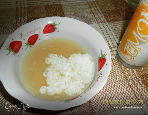 для второго слоя 1 ч ложку желатина залить 1/2 ст воды и оставить для разбухания,снять цедру с лимона и выжать сок смешать с 2ст ложками сахара прогреть на огне снять и влить желатин остудить и смешать с 1/2 ст молока.на застывший первый слой выливаем получившуюся массу.