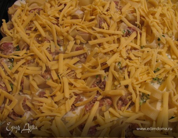 Теперь делаем подливу:смешиваем бульон со сметаной солью и зеленью.Заливаем наши "сапожки" на 3/4 и посыпаем тертым сыром.