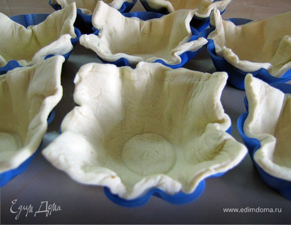 Придать каждому кусочку теста форму "квадратика" и выложить в формочку для кексов. Поставить в горячую духовку 180 на 10-12 минут.