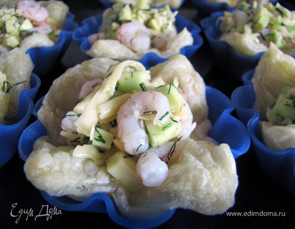 Достать карзиночки из духовки. "Прибить" серединки, которые в результате выпечки чуть вздулись. Положить на середину каждой по 1.5-2 столовые ложки салата, сверху чуть присыпать тертым сыром. 