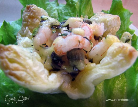 Отправить в духовку на 5-7 минут. Если духовка позволяет, выбираем режим "верх+гриль", температура увеличиваем до 200. 