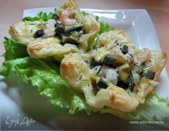 Готовые корзинки достаем, даем остыть 5-10 минут, и начинаем угощаться, либо угощать, ну и закусывать непременно...