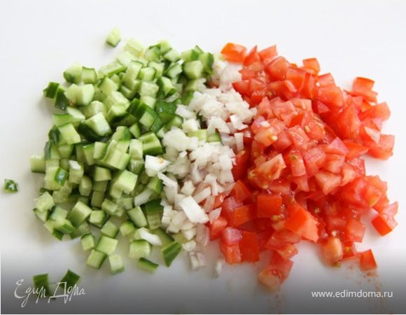 1. Режем мелкими кубиками помидор, огурец, шалот. Рубим мелко базилик.