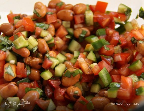 2. Смешиваем помидор, огурец, лук и базилик с фасолью, солим, добавляем 5-7 гр. оливкового масла и бальзамический уксус.