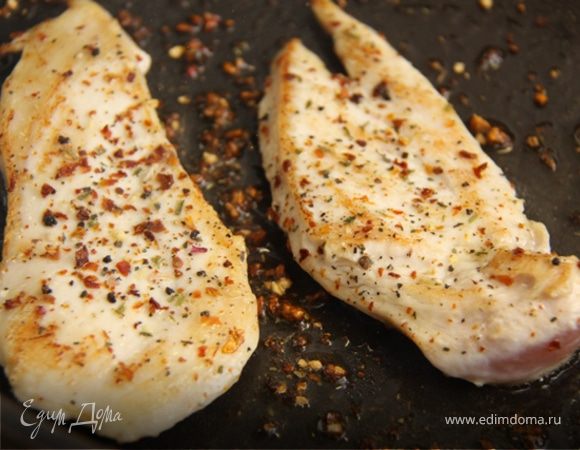 4.  Обжариваем филе на сильном огне, в небольшом количестве оливкового масла . Добавляем специи по вкусу.