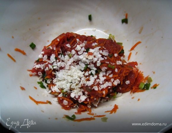 В фарш добавляем 2/3 морковки и лука, рисовые хлопья, солим, перчим